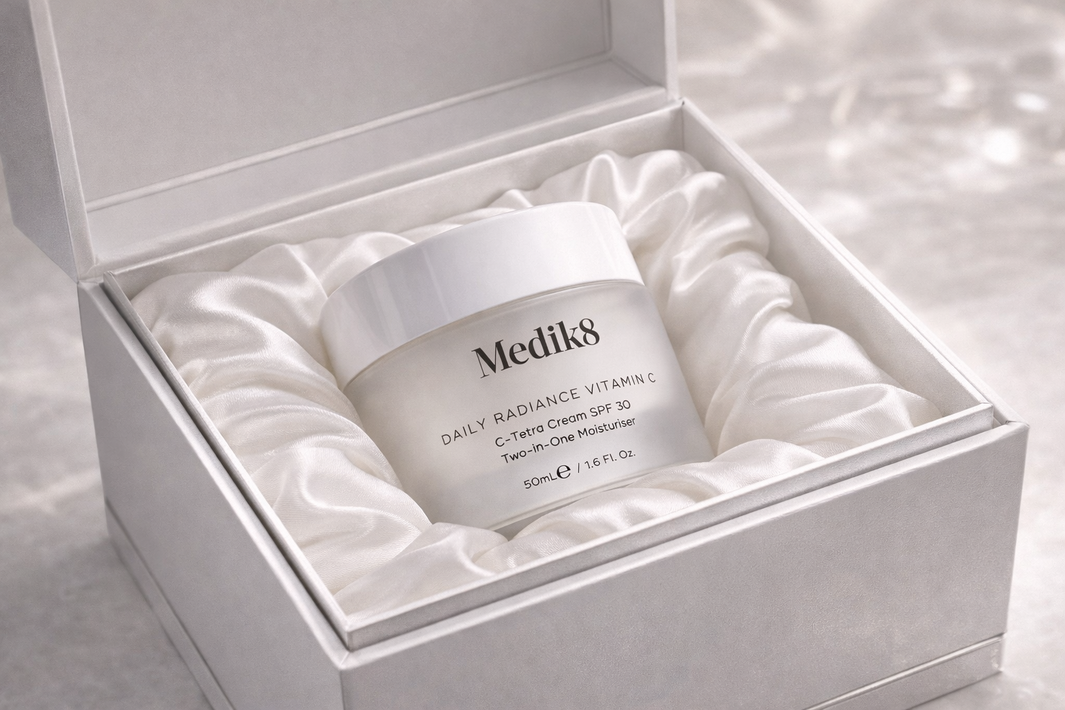 Confezione premium del prodotto cosmetico Medik8